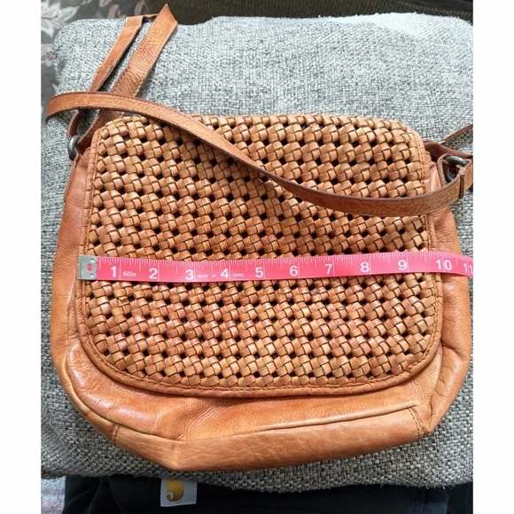 Chic Tan Woven Crossbody Leather Bag - Picture 6 of 8